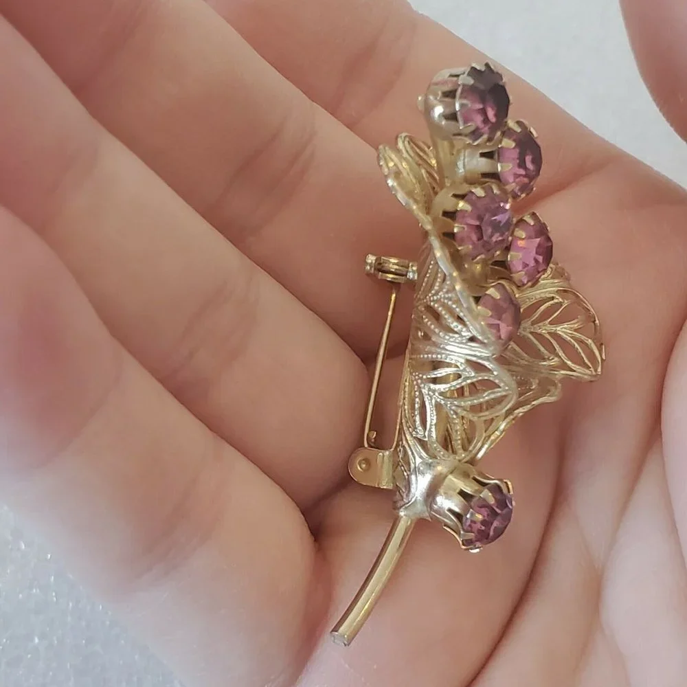 Vintage Gold Tone Flower Floral Brooch‎ Pin Open Work Pronged Pink Purple Stones